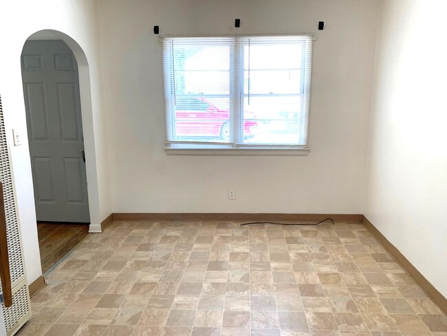 Building Photo - Small 1 bedroom house, small dog OK