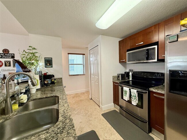 Foto del edificio - 1033 SW 9th Ct