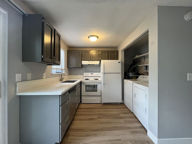 Foto del edificio - Comfortable 2 Bedroom Retreat with a Beautiful Tree-Lined Setting, Washer/Dryer & Modern Kitchen