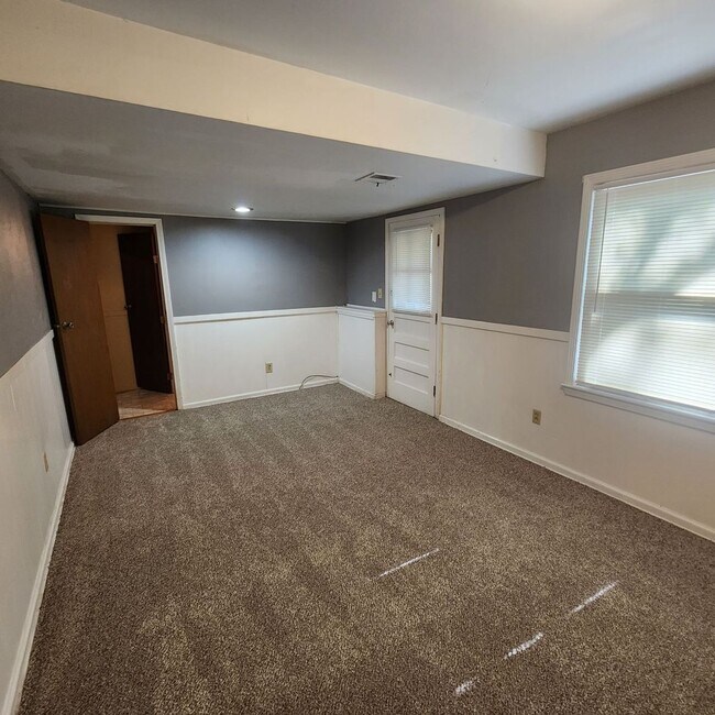 Building Photo - Spacious 3 bedroom, 2.5 bathroom, 2 car ga...