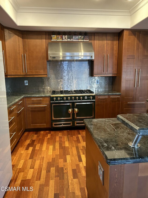 Primary Photo - 5608 Roundtree Pl