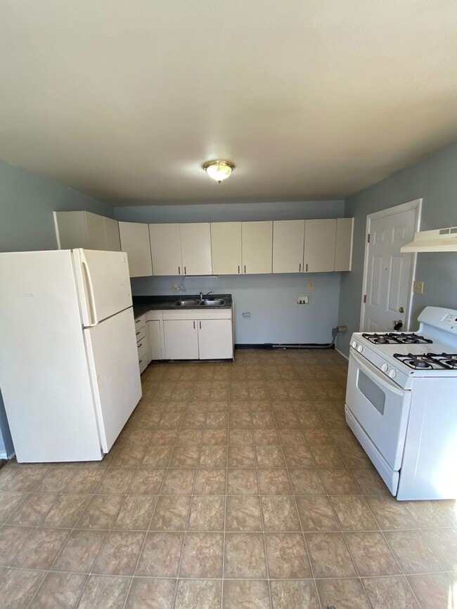 Building Photo - 6008 Landsdowne Dr