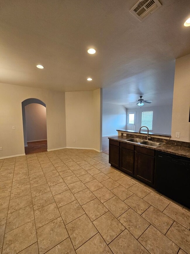 Building Photo - (3) Bed/(2) Bath with Storm Shelter Avail NOW!