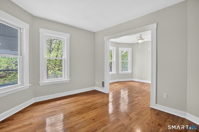 Foto del edificio - 95 Parrott Ave