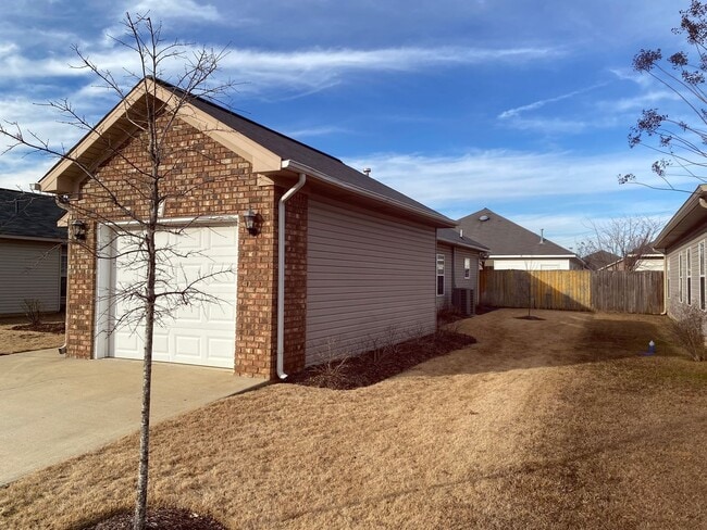 Building Photo - Cozy 3 Bed 2 Bath Available January 2026!