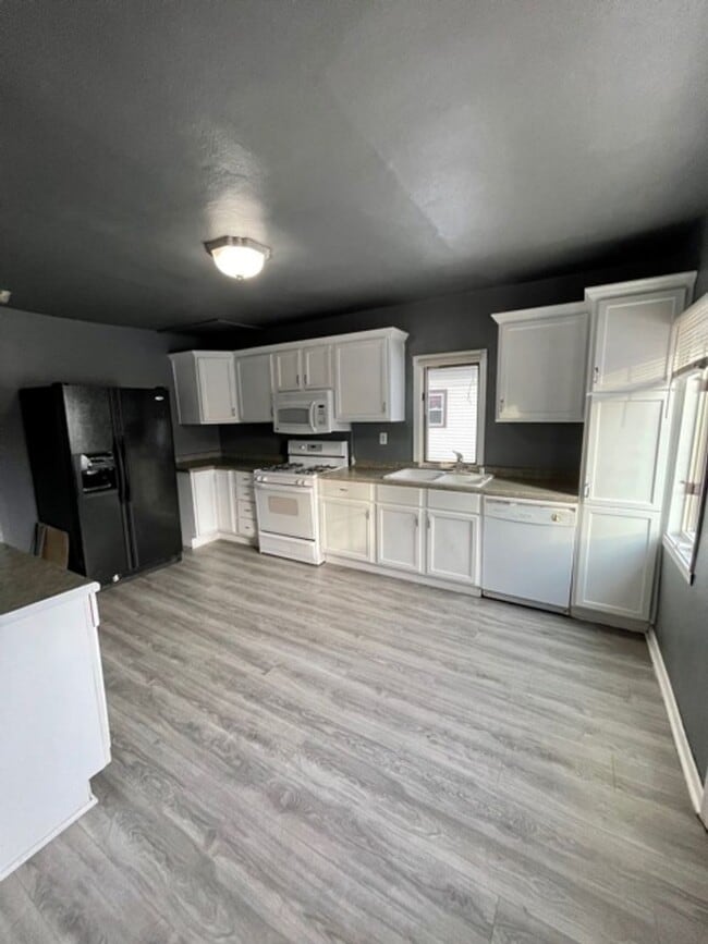 Building Photo - 317 Grandview Ave