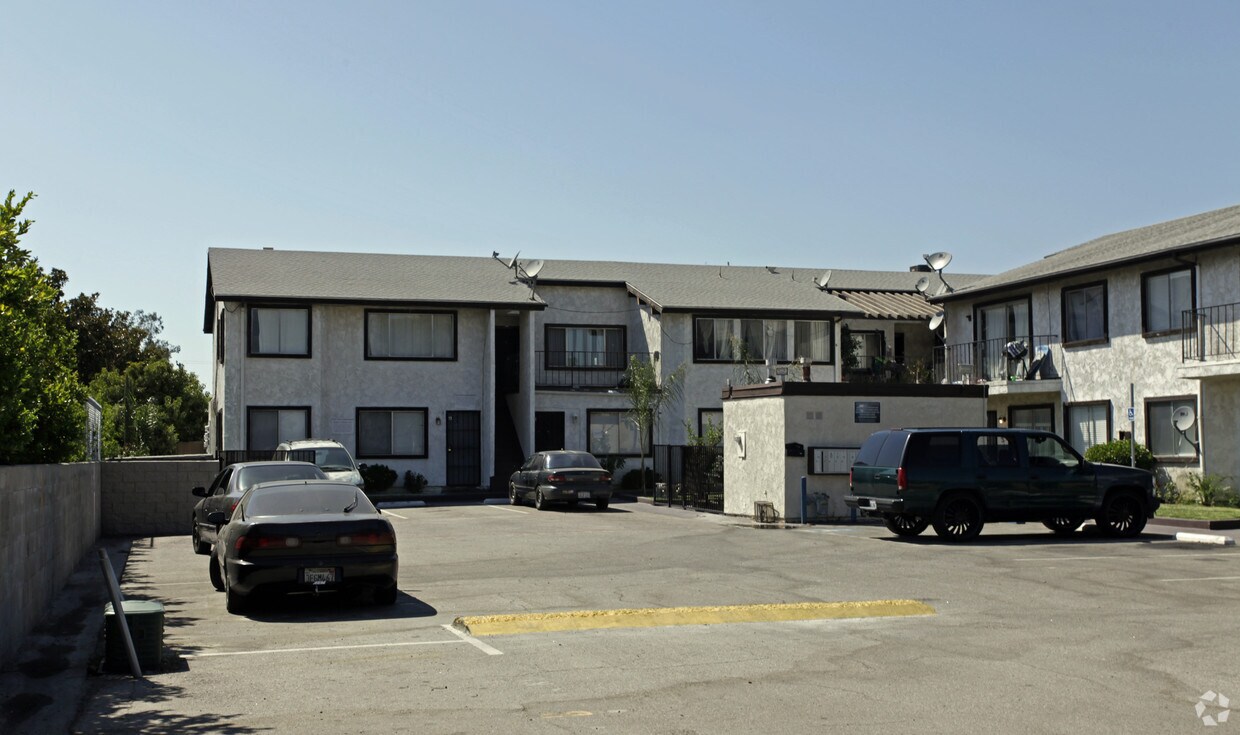 Foto del edificio - 8998 Mango Ave