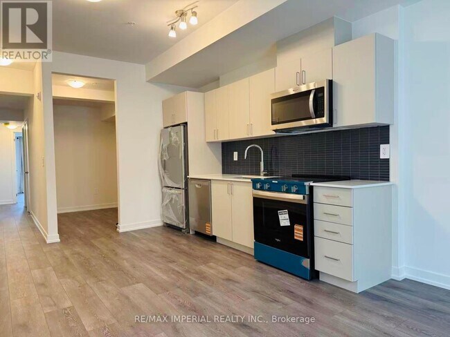 Photo du bâtiment - 1670 Victoria Park Ave