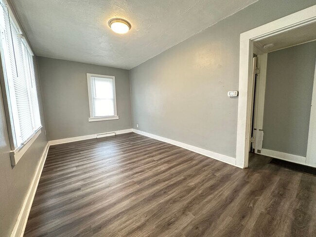 Foto del edificio - 3 Bedroom House $800 AC, Laundry, off stre...