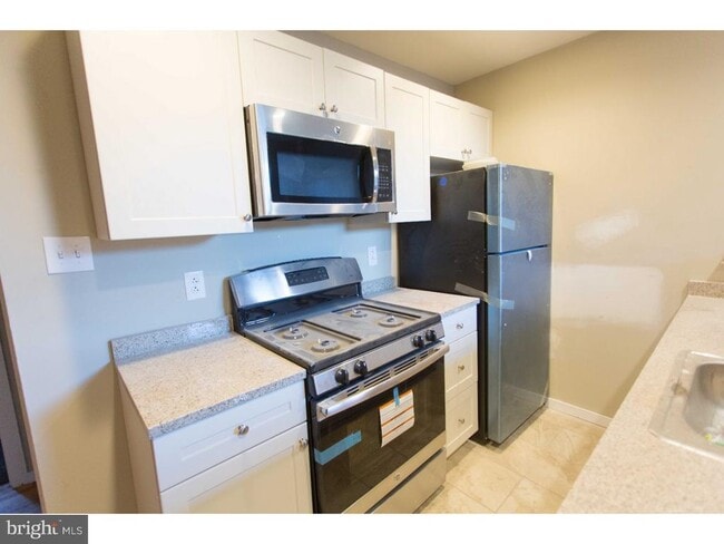 Building Photo - 413 S 11th St