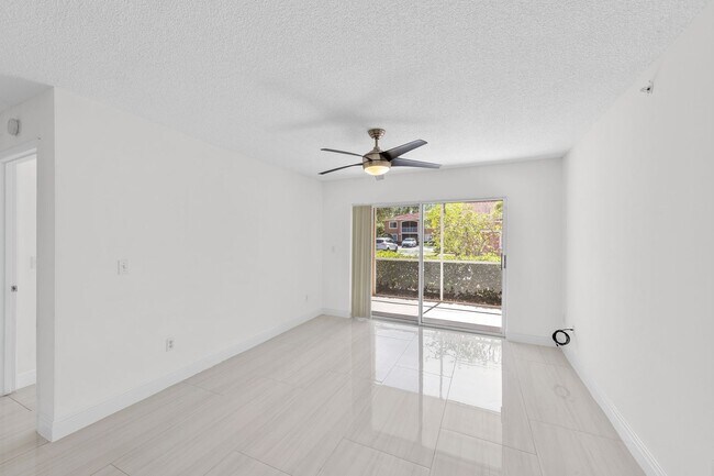 Foto del edificio - ANNUAL UNFURNISHED 2/2 IN NAPLES!!