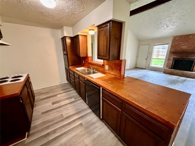 Foto del edificio - 5015 Glendower Dr