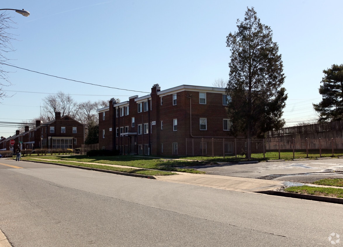 Building Photo - Vesta Three