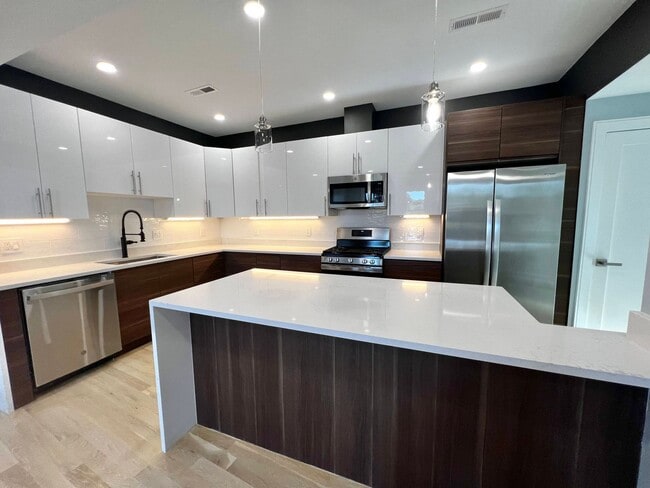Building Photo - Luxury 4 Bed/2 Bath, LAUNDRY IN-UNIT, Newl...