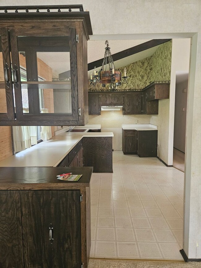 Building Photo - 3 Bedroom Single Family
