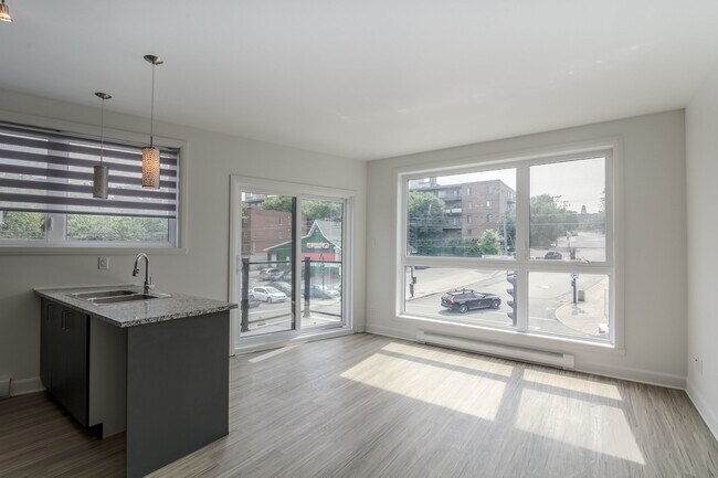 Building Photo - 6600 Av. de Darlington