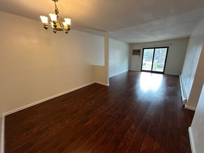 Building Photo - 2 Bedroom Condo For Rent