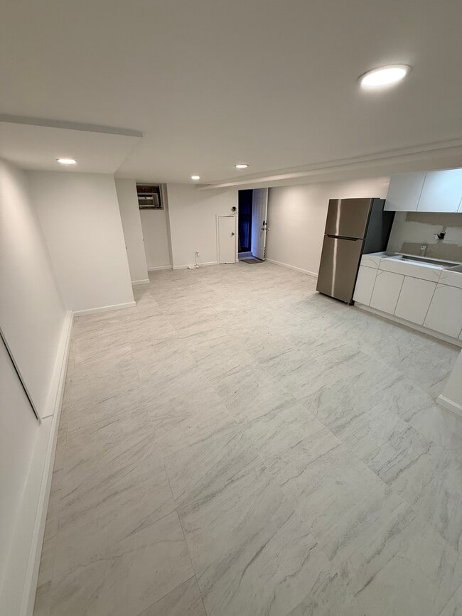 Building Photo - 2068 33rd St