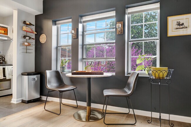 Foto del edificio - 1720 Queens Ln