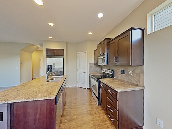 Foto del edificio - 719 204th St Ct E
