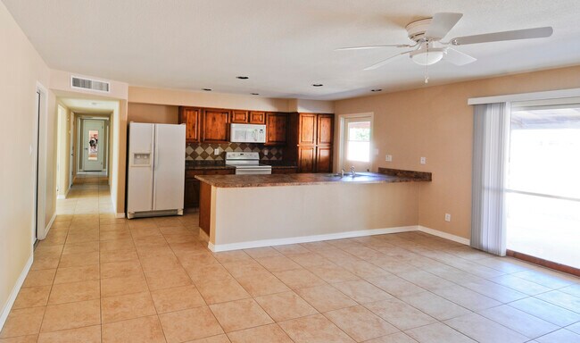 Cocina - 2417 S Newberry Rd