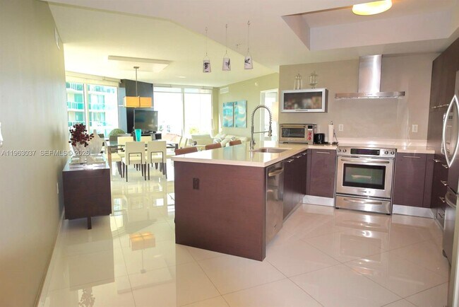 Building Photo - 200 Sunny Isles Blvd