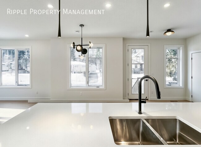 Photo du bâtiment - BRAND NEW 3 BEDS, 2.5 BATHS TOWNHOUSE | SUN-DRENCHED LUXURY IN BOWNESS