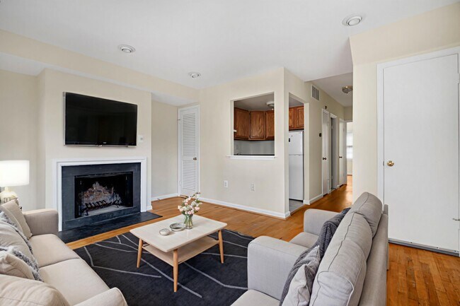 Foto del edificio - 4450 MacArthur Blvd NW