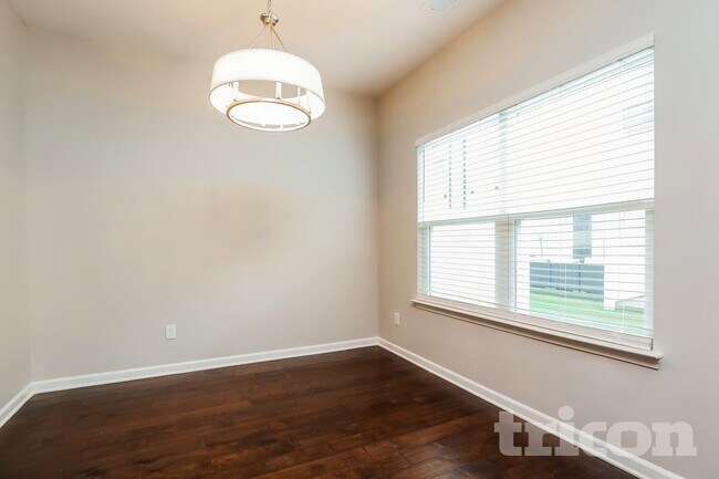 Foto del edificio - 403 Riverwood Ct