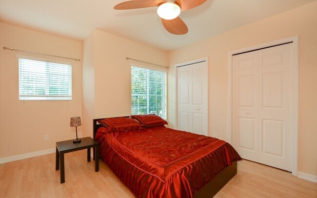 Foto del edificio - Lakeside Village Townhouse 2 Bedroom  2.5 Bath Available for Short-Term Rental