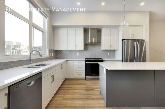 Photo du bâtiment - AMAZING 4 BEDS/3 BATHS UPPER LEVEL ONLY!