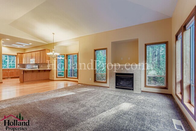 Foto del edificio - Serene 4-Bed Home with Huge Common Room & ...