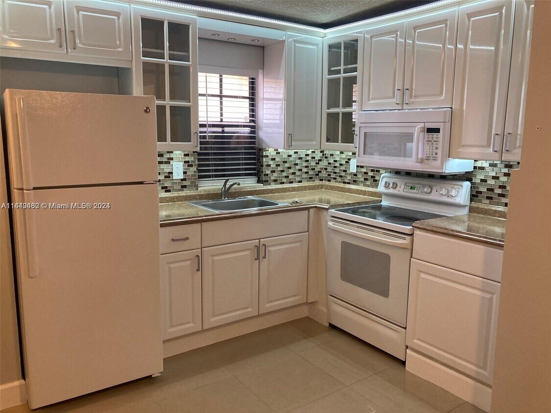 Foto principal - 12025 SW 18th St