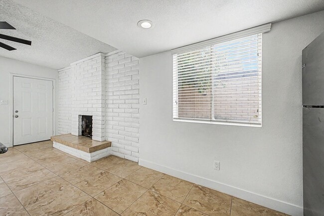 Building Photo - 1297 W 5th St