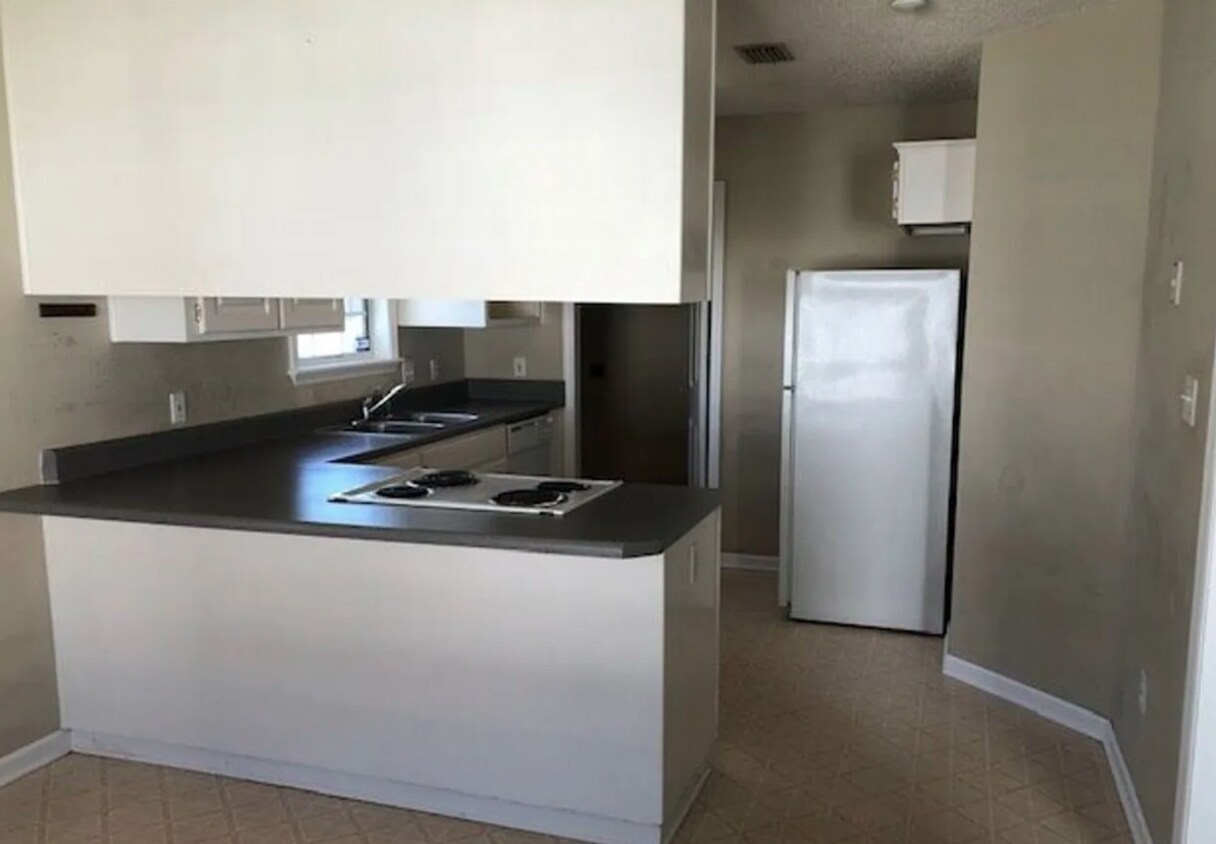 Foto del edificio - Cozy 3 Bedroom Home with Spacious Kitchen and Private Backyard