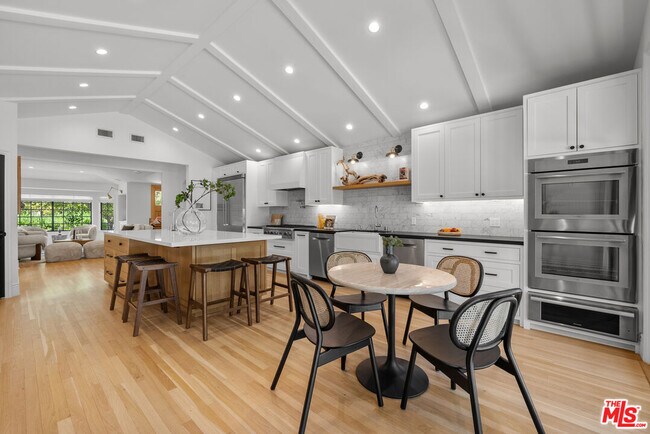 Foto del edificio - 5460 Round Meadow Rd