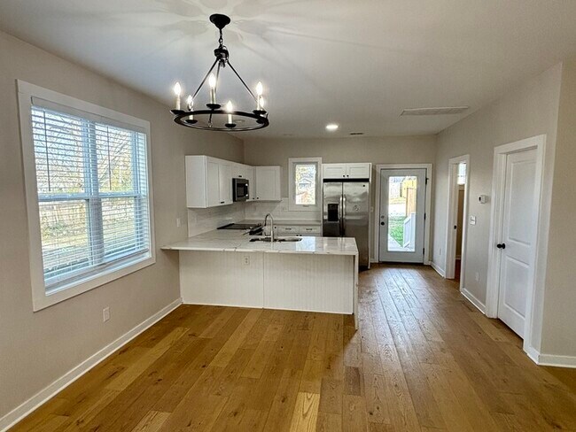 Foto del edificio - North Nashville home with 3 bedrooms, park...