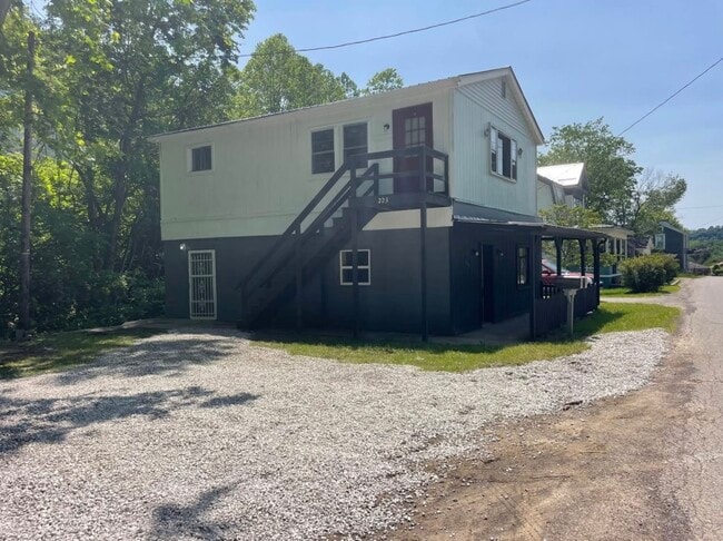 Building Photo - 223 Edgington Ln