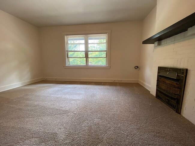 Foto del edificio - Amazing 3BR Townhouse in Squirrel Hill! Covered Front Porch + Backyard! Call Today!