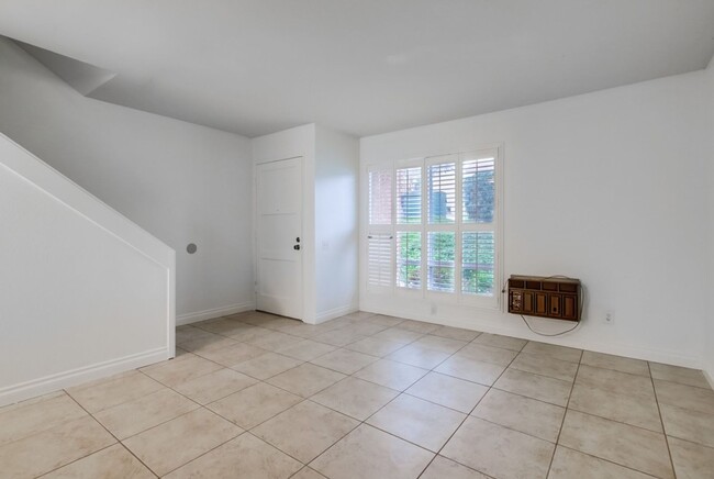 Building Photo - Spacious 2-bedroom, 1.5 bath in Del Cerro