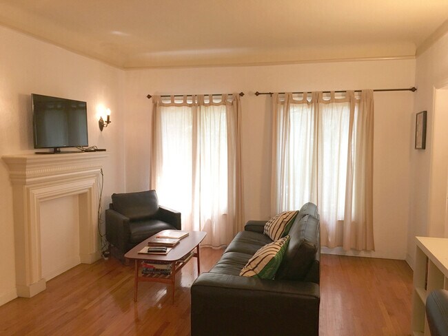 101 Living Room Decor Idea - 415 N Sycamore Ave