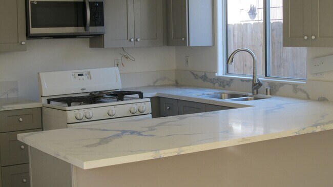 Foto del edificio - 4 bedroom house near the beach
