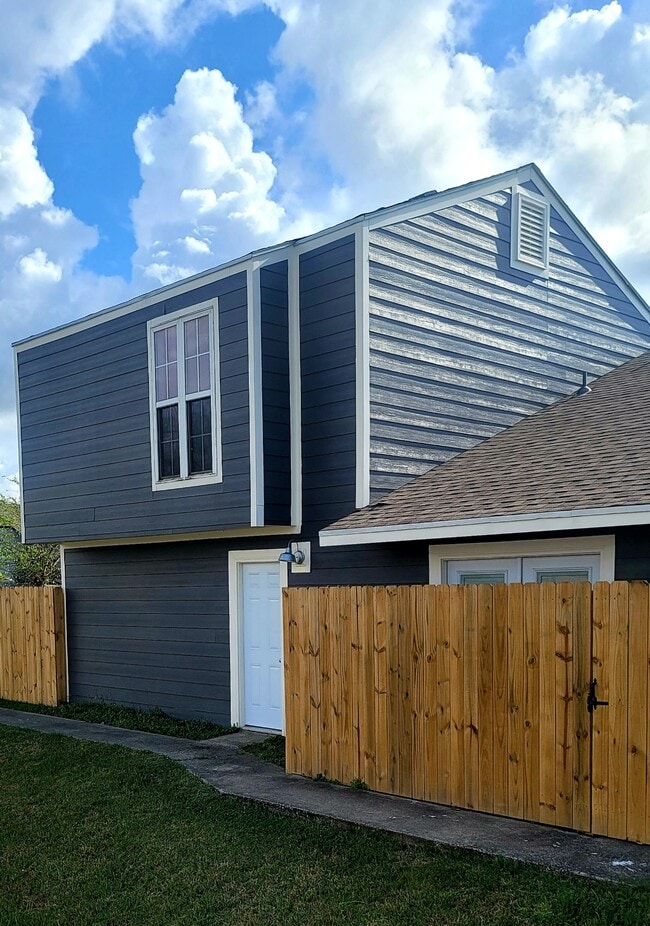 Building Photo - 1859 Fox Run Dr