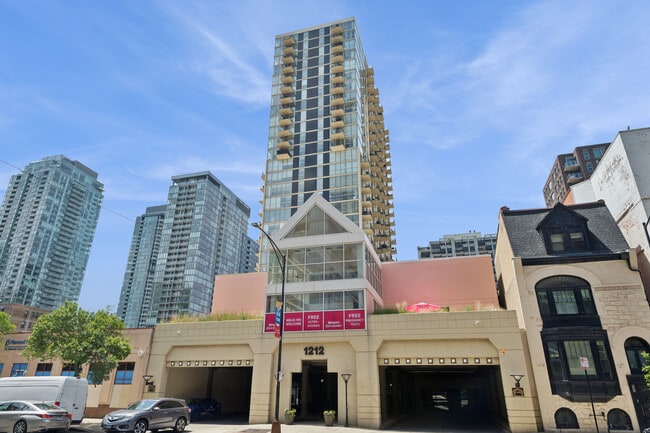 Building Photo - 1212 N La Salle Dr