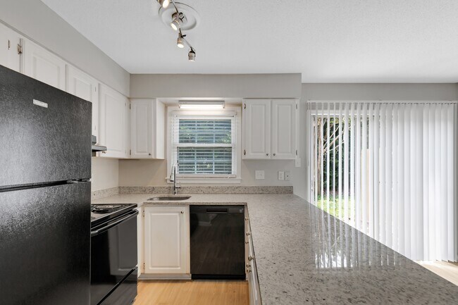 Cocina recién renovada con granito - Williamsburg Manor