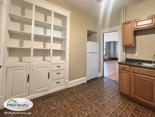 Building Photo - Charming 2 Bedroom Apartment in Northeast ...