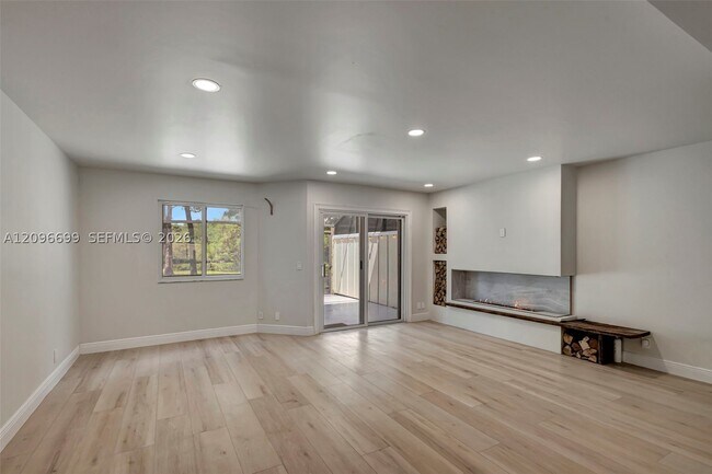Foto del edificio - 6183 Riverwalk Ln