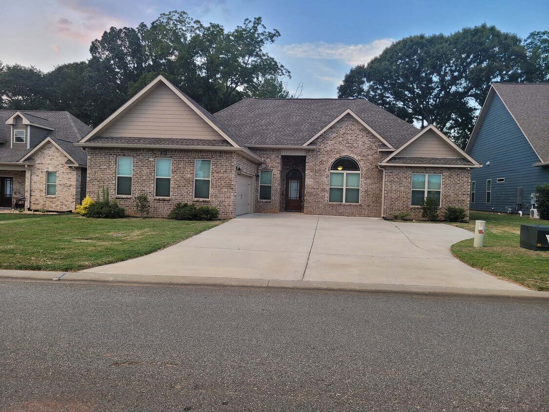 Foto principal - 205 Clayton Scott St