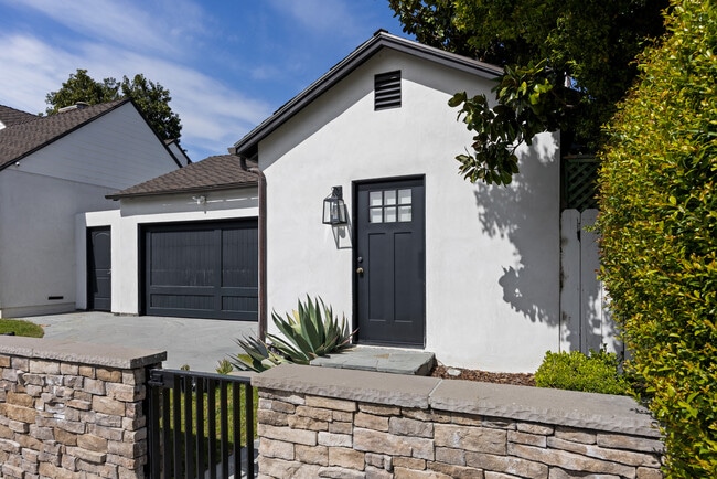 Building Photo - 4316 N Clybourn Ave