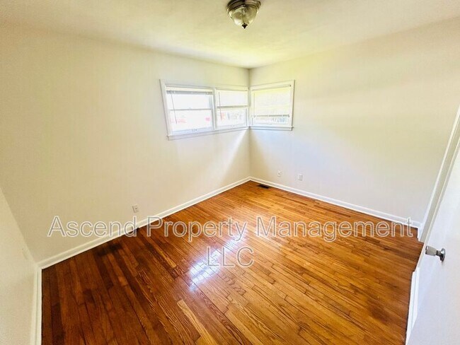 Foto del edificio - 5018 Golfview Dr